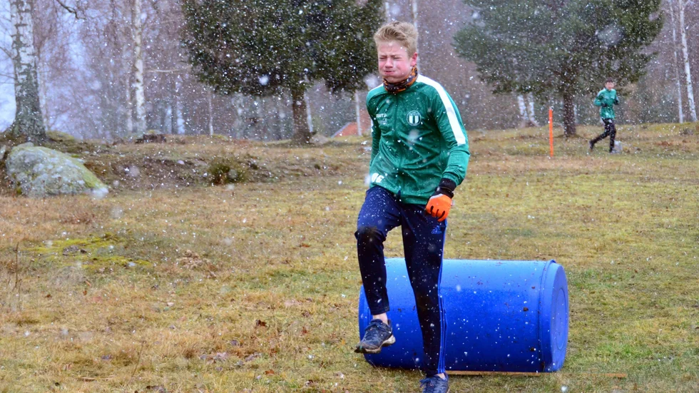 Det ska kännas när man tar sig an Tuns hinderbana. Att det är snöstorm gör inte saken bättre. Oskar Granath kämpar på i snöyran och blåsten.