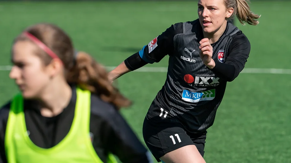 Anfallaren Mimmi Larsson under en träning inför Rosengårds returmöte med Bayern München i kvartsfinalen av Champions League.