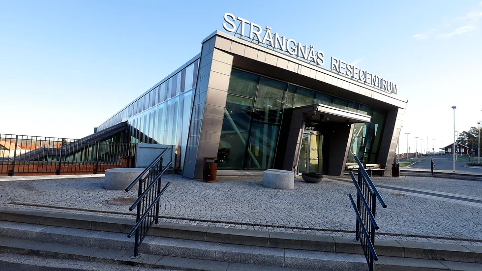 Resan från Strängnäs hem till Eskilstuna kantades av olyckliga händelser för en resenär, som dock fick hjälp flera gånger av medmänniskor.