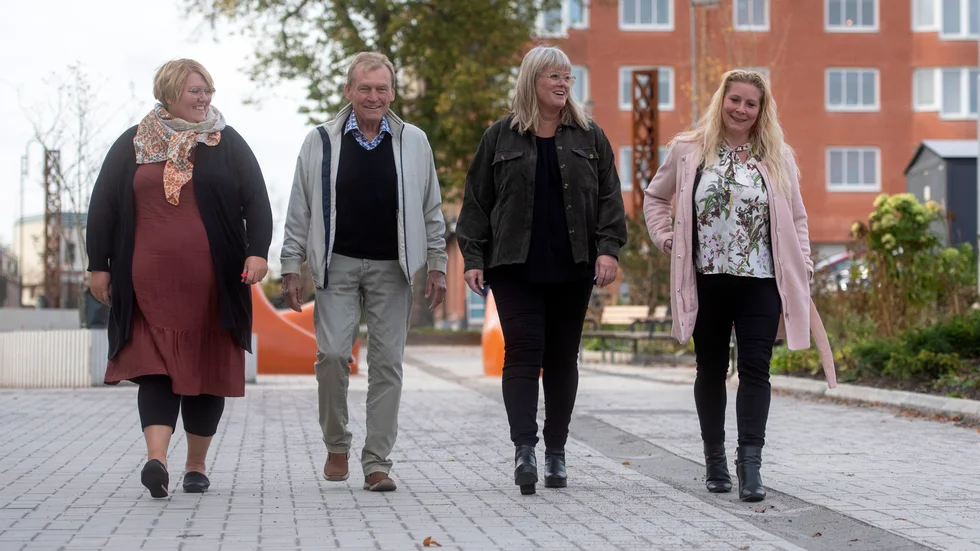 Fyra nöjda politiker på gång i Finspångs centrum efter att ha presenterat en gemensam budget. Från vänster Frida Granath (S), Hugo Andersson (C), Ulrika Jeansson (S) och Kristin Andersson (KD). 