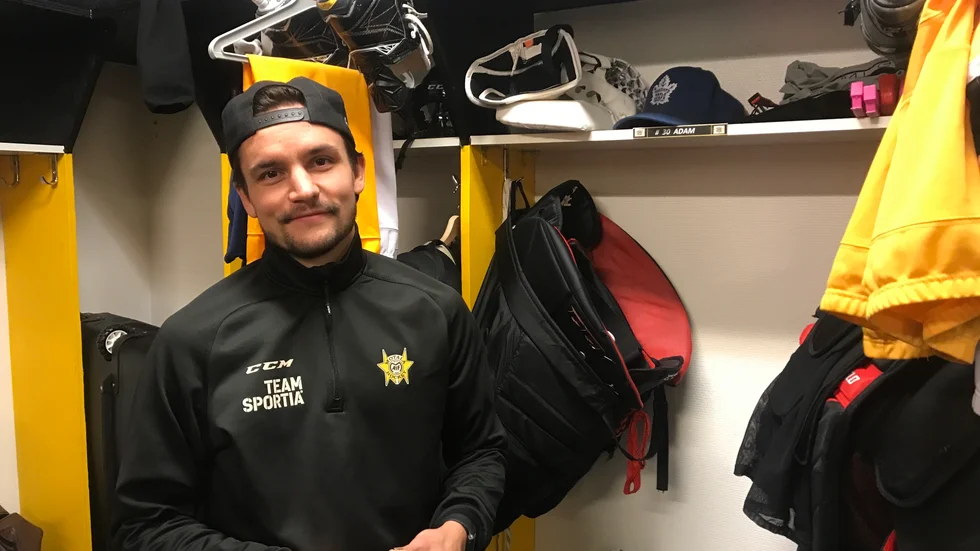 Keeper. Adam Carlswärd gör sin femte säsong som målvakt i Motala AIF, den tredje i följd. Skänningesonen, som bor i Mjölby, säger att han spelar för att vinna, även om det handlar om division 3. "Vi är ett bra gäng med vinnarmentalitet", säger han om Maif.