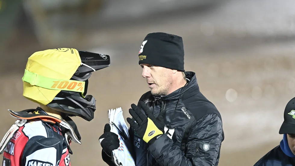 Smedernas Johannes Stark och lagledaren Jerker Eriksson i samtal.