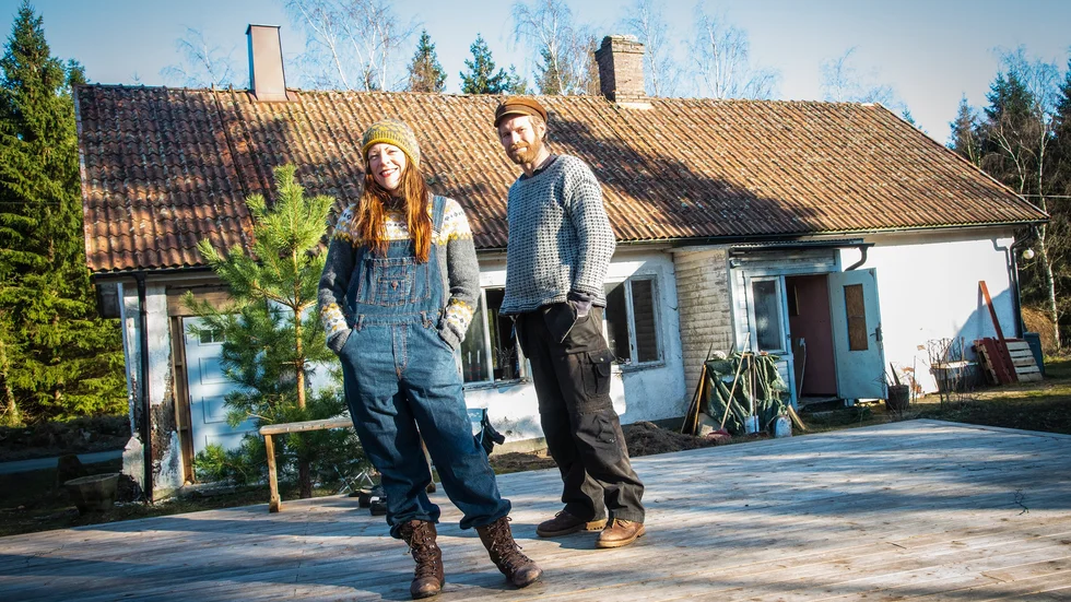 LinaMaria Bengtsson och Jerry Segerberg framför Gamla Skolan i Ynglingarum. 