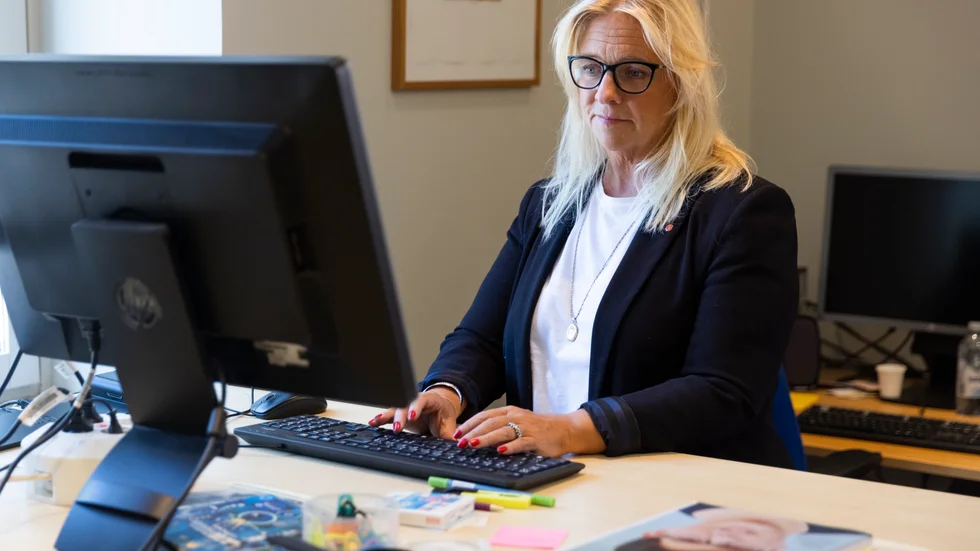 Här knappar Meit Fohlin (S) på sitt tangentbord. Men det var inte hon som skrev det aktuella mejlet.