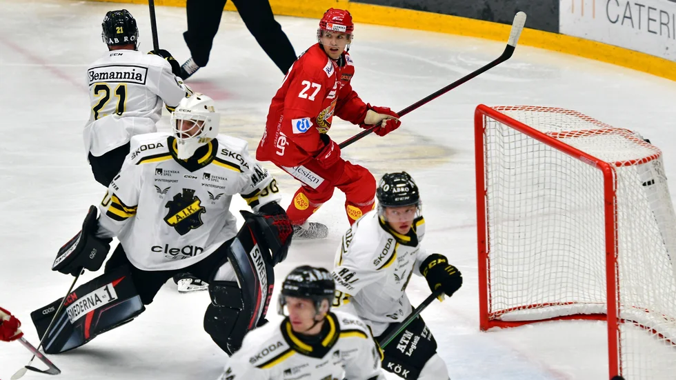 Viktor Hertzberg (i röd tröja, här mot AIK) gjorde två mål senast och är en potentiell matchvinnare mär Almtuna möter Södertälje i Upplands Bilforum Arena. (Arkivbild)