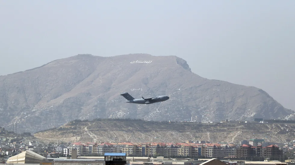Ett amerikanskt militärplan lyfter från Hamid Karzai-flygplatsen i Kabul, den 28 augusti. En tolk som en gång hjälpte Joe Biden fick inte plats då, men har fått hjälp i efterhand. Arkivbild.