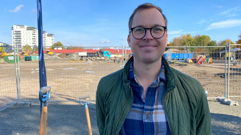 Projektledaren Patrik Törnevik vid platsen för gymnasiebygget, i oktober 2021.