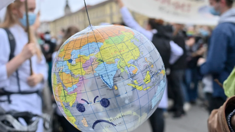 Klimatförändringens effekter kan bli kännbara i stora delar av världen, enligt en ny studie. Bilden är från en protest mot global uppvärmning i Leipzig tidigare i år.