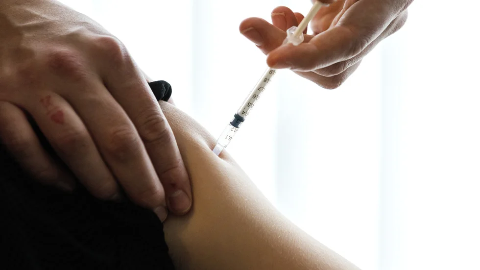 Kinda har näst flest dubbelvaccinerade mot covid-19 i Östergötland. Flest har Vadstena.  