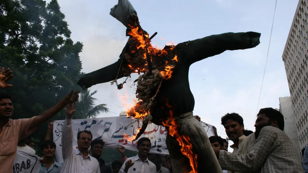 Protester i Pakistan 2007, människor bränner en docka föreställande dåvarande statsminister Fredrik Reinfeldt. Arkivbild.