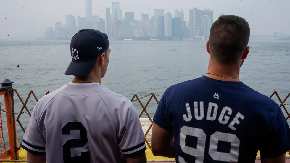 Röken från skogsbränderna ligger tjock över Manhattan i New York.