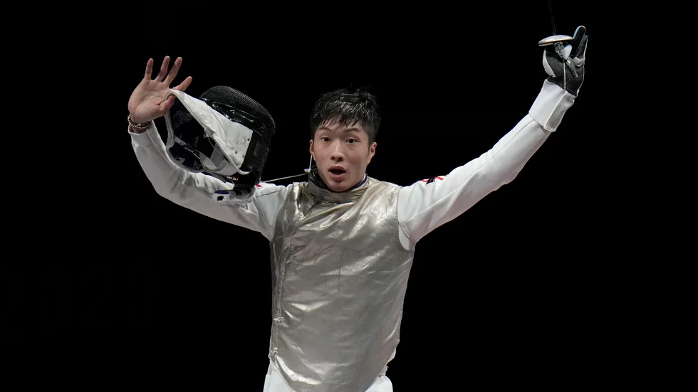 Cheung Ka Long firar sin seger i florettfinalen mot Italiens Daniele Garozzo.