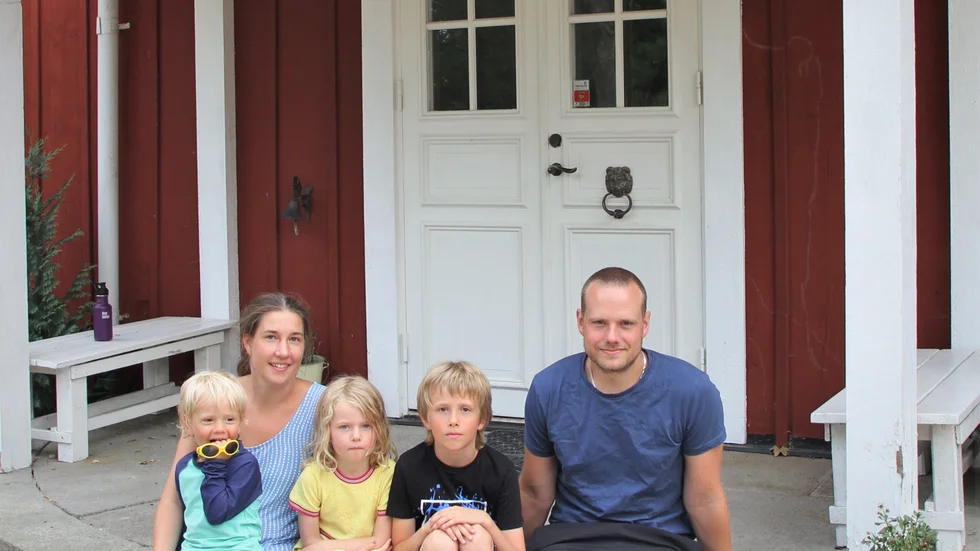 Familjen Beijer flyttade från Årsta i Stockholm till Torshälla. Från vänster: Caspian, Rebecka, Mira, Hannes och Max. Hunden Bella tillhör också familjen men är hos Max bror för tillfället.