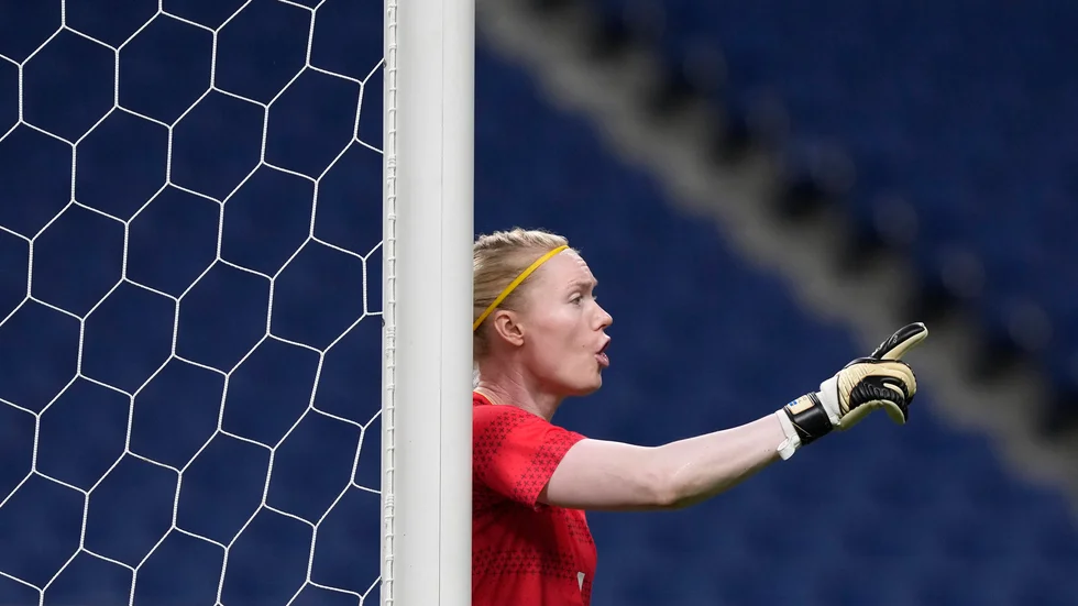 Hedvig Lindahl under OS-kvartsfinalen mot Japan.
