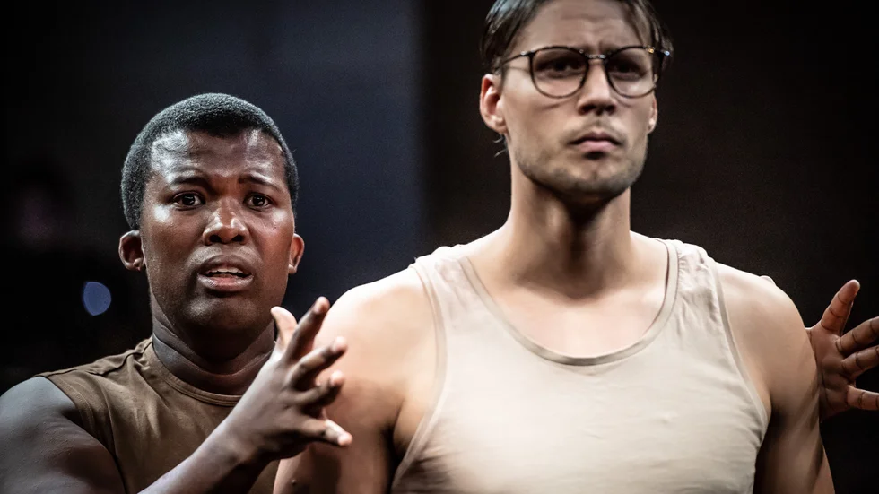 Luthando Qave och Georg Källström har huvudrollerna i "Zebran" på Vadstena-Akademien.