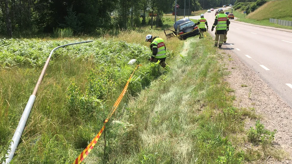 En bil har kört i diket och kört in i lyktstolpar. 