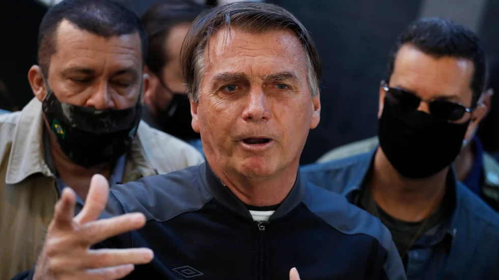 Brasiliens president Jair Bolsonaro talar med reportrar efter att han skrivits ut från sjukhus, där han nyligen vårdats efter att ha drabbats av en envis hicka.