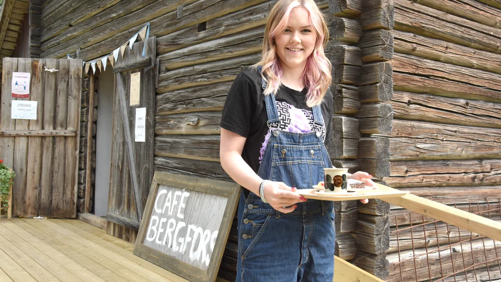 Ella Krekula bär ut fika från sommarkaféet i Bergfors som hon och Elvin Sjöström driver.