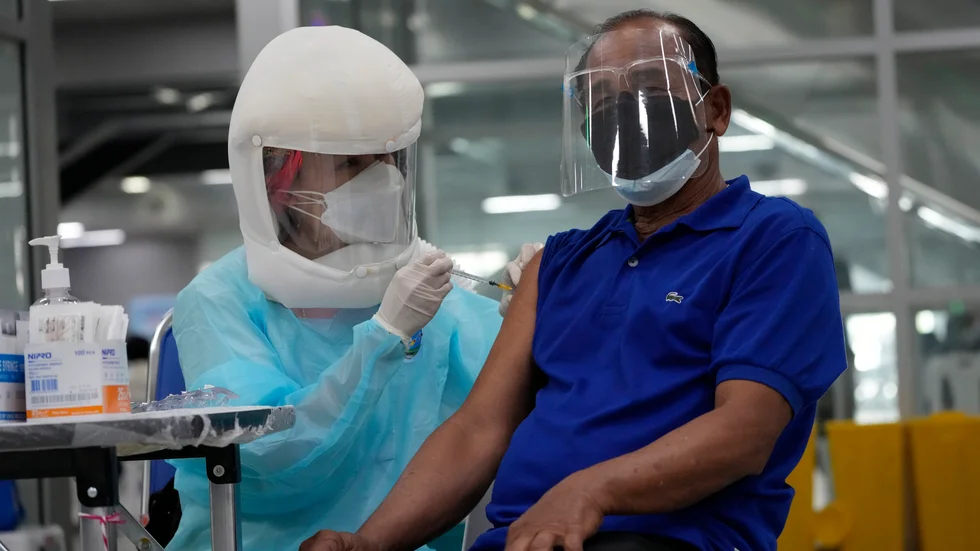 En man får en dos av Astra Zenecas vaccin mot covid-19 i Thailands huvudstad Bangkok.