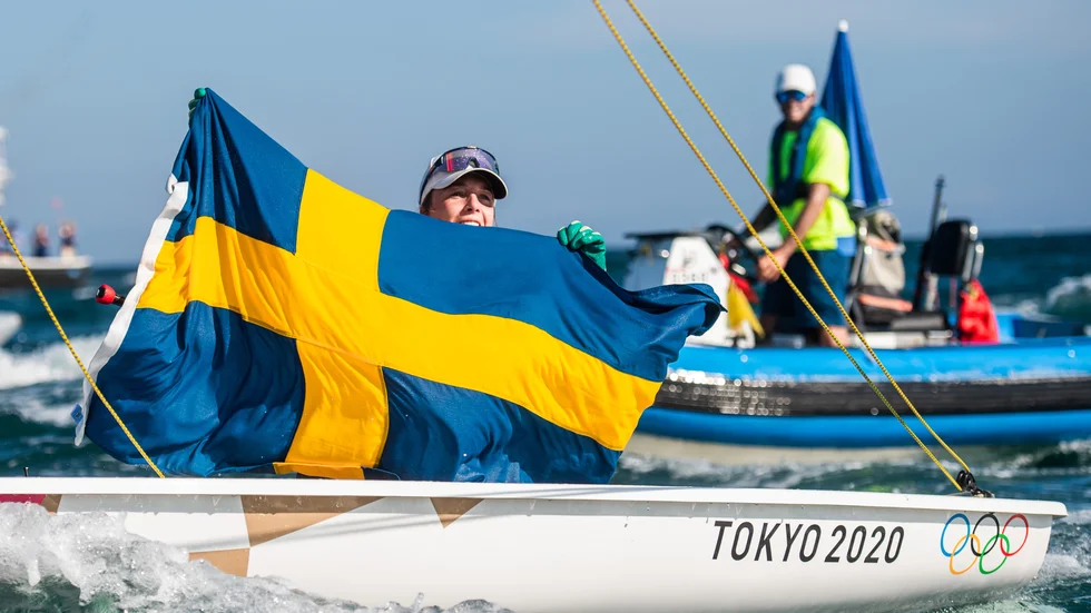 Josefin Olsson fick fira med den svenska flaggan efter seger i medaljracet, som gav ett OS-silver. En makalöst spännande och grymt bra genomförd segling.
