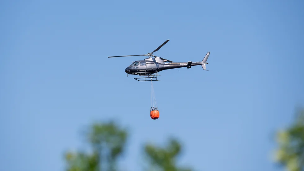 Två helikoptrar har hjälpt till med släckningen utanför Örnsköldsvik. Bilden är från ett annat tillfälle. Arkivbild.