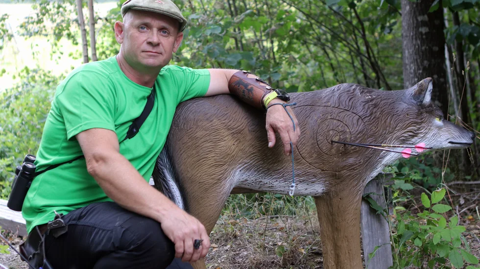 Brian Pedersen berättar om svårigheterna: "Vi vet inte vilken distans, markhöjd målet är på. Ljus och skugga gör det svårare också".