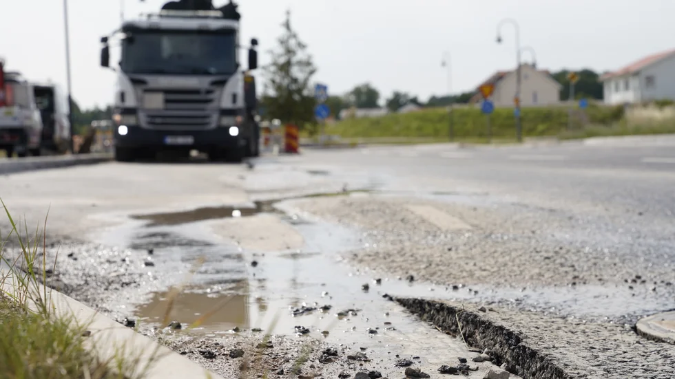 Delar av asfalten som nu har skadats las så sent som i maj 2021 – till en kostnad av 700 000 kronor.