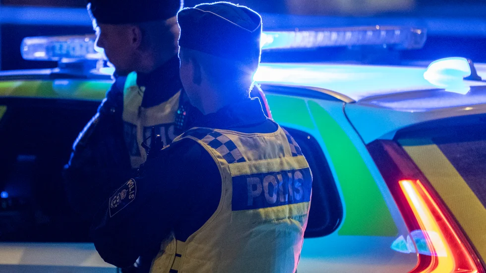 Två personer fick lindriga skador när en 14-årig förare krockade med ett träd. Arkivbild.