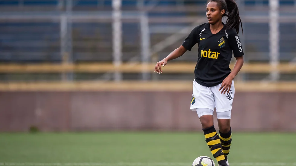 Samantha Ammanuel i AIK:s tröja. 