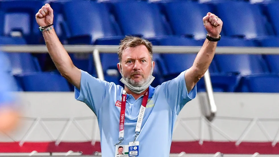 Sveriges förbundskapten jublar efter 3–1-segern i OS-kvartsfinalen mot Japan.