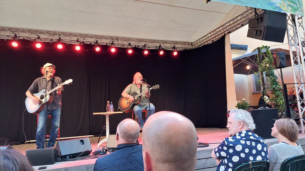 Plura och Carla Jonsson gjorde en spelning på Knäppingsborg på torsdagskvällen.