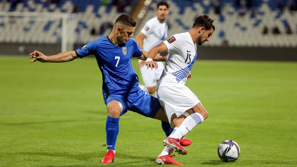 Kosovos Milot Rashica, vänster, i duell med Greklands Thanasis Androutsos under söndagens VM-kvalmatch i Pristina.