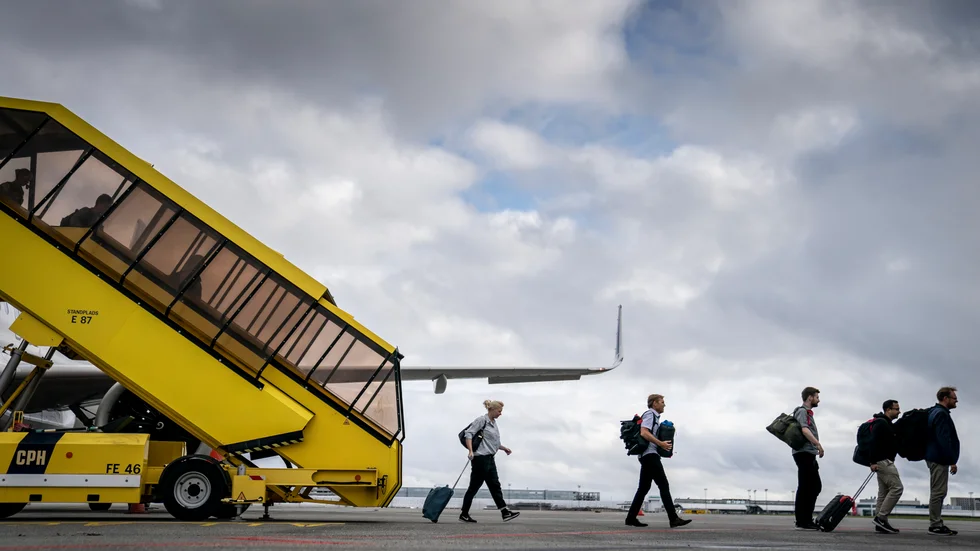 Passagerare från det sista danska planet från Afghanistan går i land i Köpenhamn den 27 augusti.
