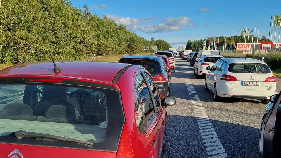 Långa köer bildades på E20 utanför Eskilstuna efter två olyckor under måndagseftermiddagen.