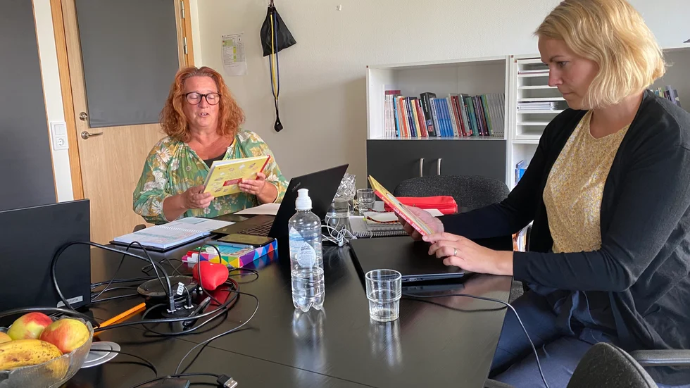 Rektorerna Kajsa Sjöblom och Sandra Eriksson bläddrar igenom de nya böckerna. 