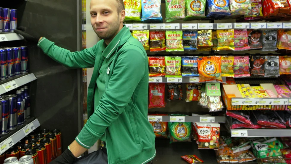Albin Henriksson från Motala är verksam som DJ under namnet Neutrophic och har nyss släppt sin första EP. Här är i sin vardagliga yrkesroll som säljare på Coop i Motala.