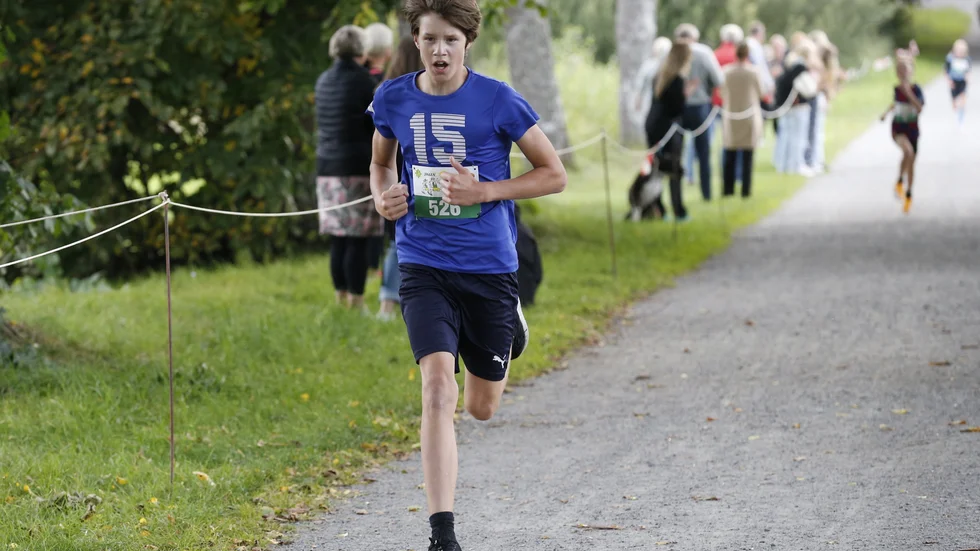 Melvin Hassel var snabbast i mål av pojkar 12 efter 1,5 kilometers löpning i VO-joggen.