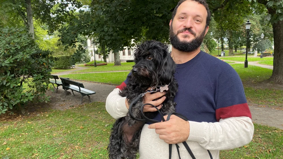 Teli Petrou, 37, flyttade till Nyköping från Australien för kärleken. Här med familjens hund, Iris.