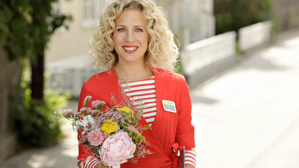 Sandra Dahlberg delar ut vinster i Postkodlotteriet. Den här gången finns vinnarna på Vikbolandet utanför Norrköping.