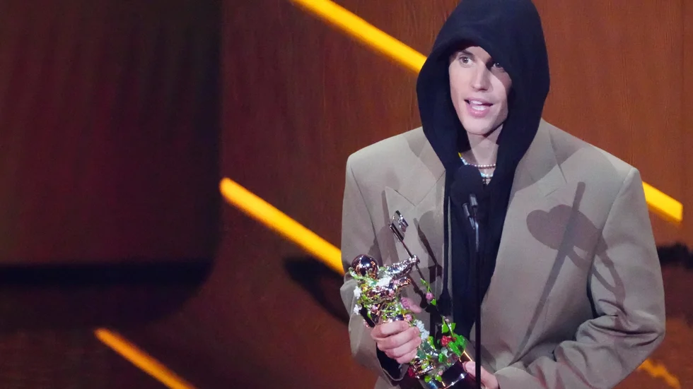 Justin Bieber korades till årets artist på MTV Music Awards.