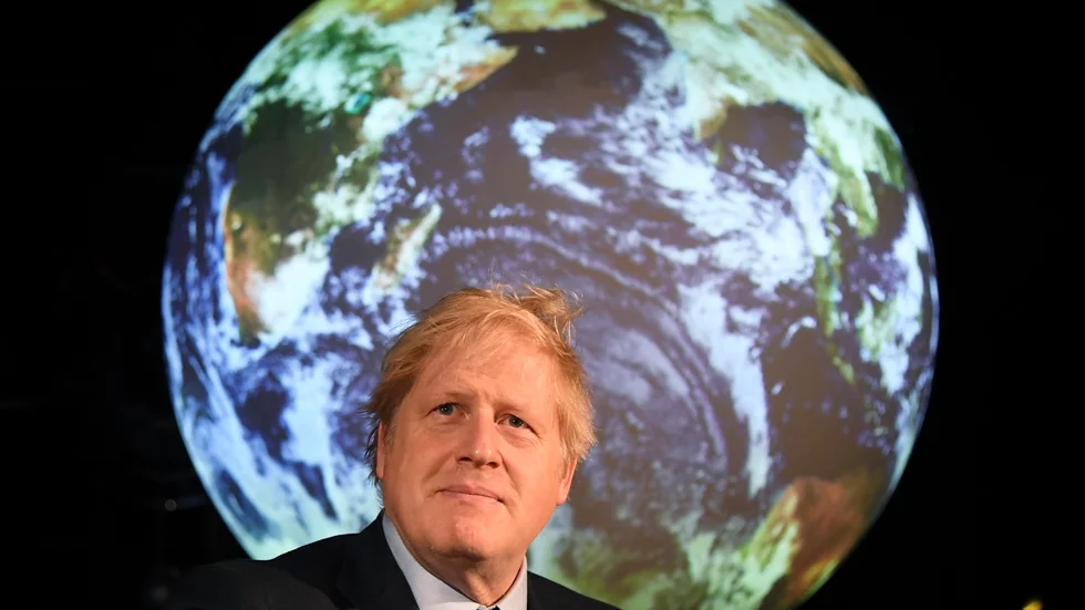 Storbritanniens premiärminister Boris Johnson i samband med en pressträff inför klimattoppmötet i Glasgow. Värdlandet pressas att skjuta upp konferensen. Arkivbild.