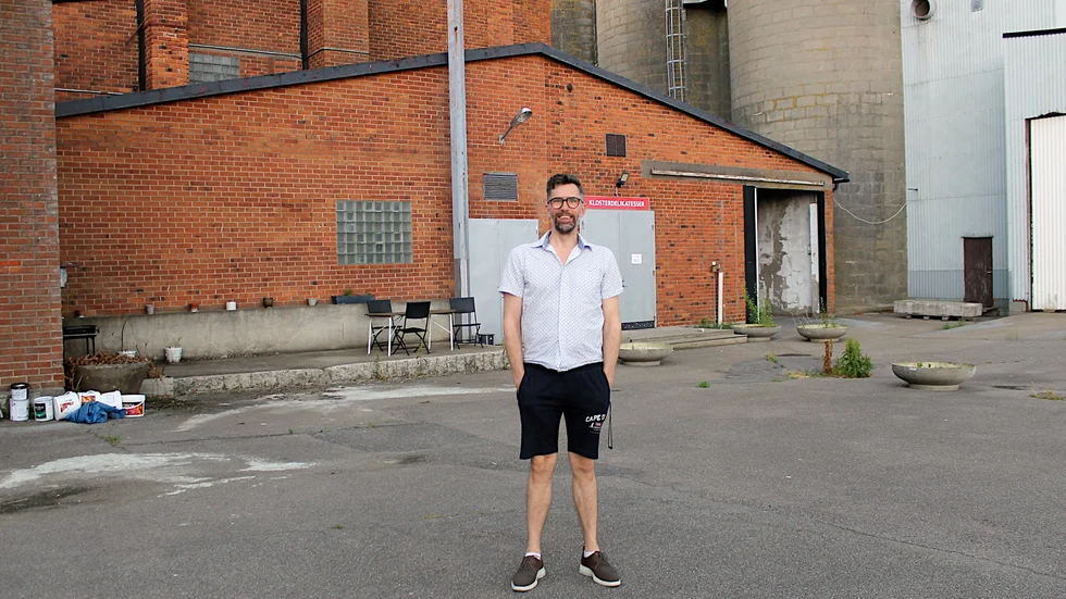 Pontus Plaenge, konstnärlig ledare för Shakespearefabriken utanför Vadstena, berättar om planerna på en eventuell skådespelarutbildning om dem. Arkivbild.