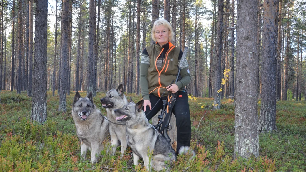 Marita Nordqvit med kompisarna i älgskogen; Ylva, Malte och Arrak.