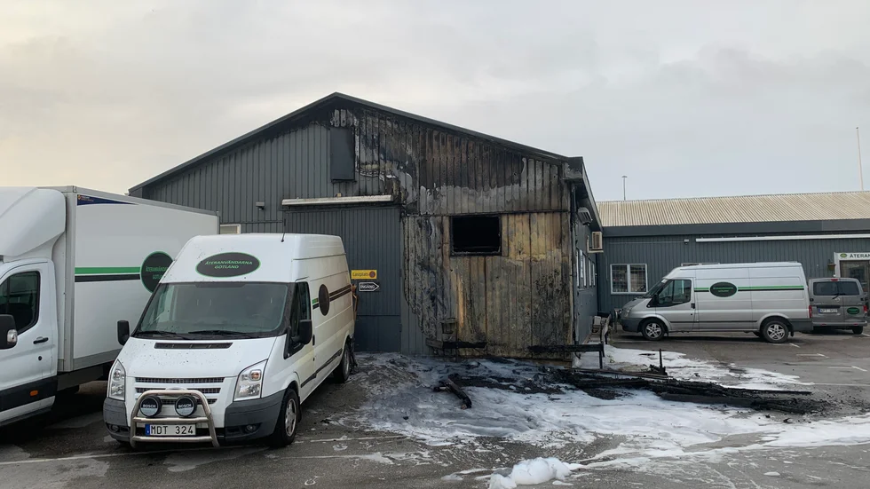 Den 24-åring som slutligen fick två års fängelse för mordbranden vid Återanvändarna ska nu betala nästan 900 000 kronor i skadestånd till ett försäkringsbolag.