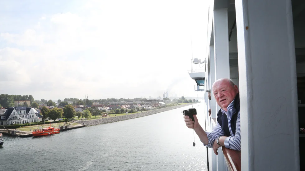 Dieter Renninger tog fram filmkameran under inseglingen till Rostock. Marchfarten till Tyskland är sänkt till 22 knop, mot 27 i den ordinarie Gotlandstrafiken, och två av fyra motorer för att spara bränsle.