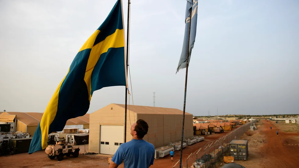 Svenska flaggan hissas på Camp Nobel i Timbuktu i Mali. Arkivbilden är från 2015.