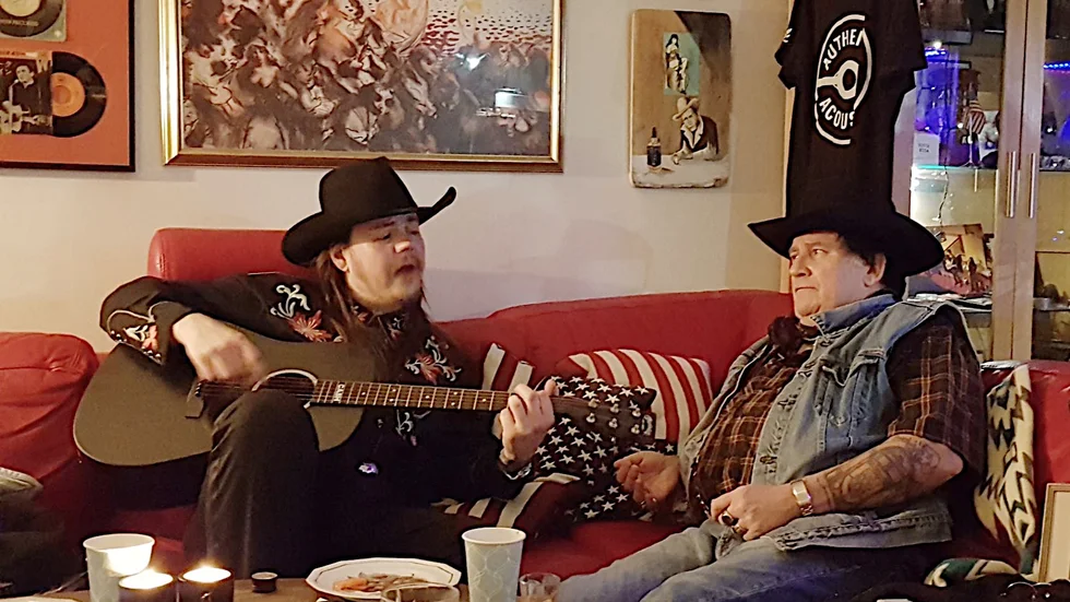 Fredrik Lundman och Lasse Lindfors i den röda soffan hemma hos Lindfors i Norrköping. Den 4 december gör de två konserter tillsammans, en hyllning till Johnny Cash, deras gemensamma idol.