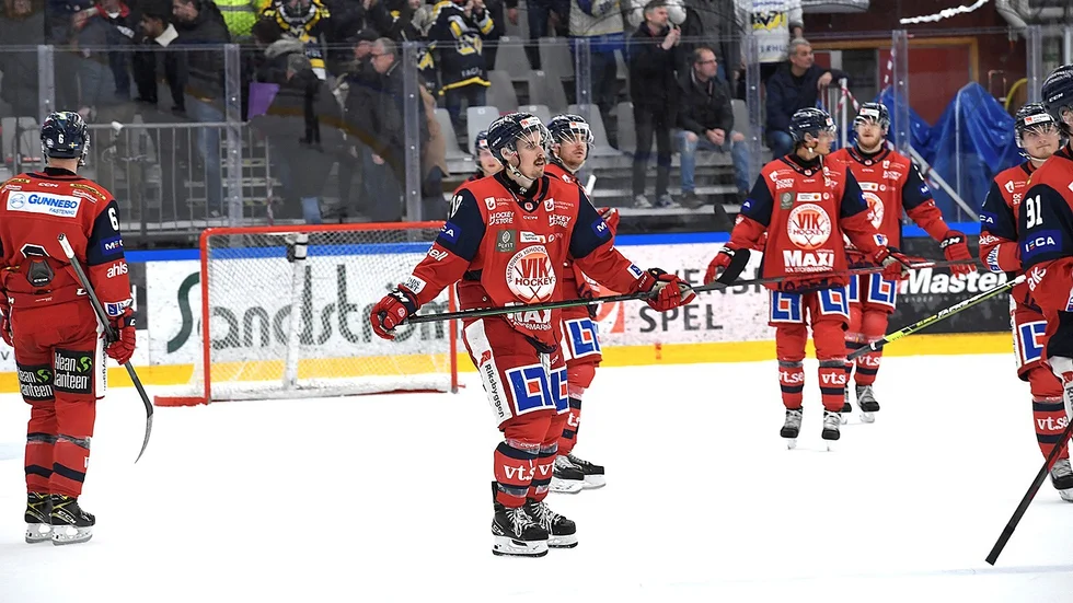 Västerviks IK får fortsatt hålla verksamheten nedstängd då man har över tio spelare i truppen smittade med covid-19.