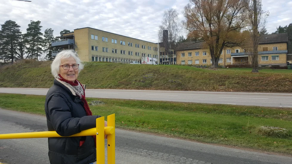 Ulla Pettersson står vid lekparkens staket. Hon tycker att kommunen bör fundera igenom om inte delar av äldreboendet Erneborg kan sparas och omvandlas till vandrarhem.
