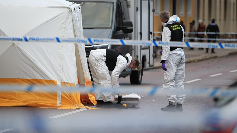 Kriminaltekniker undersöker brottsplatsen efter en dödsskjutning i Gävle i november förra året.